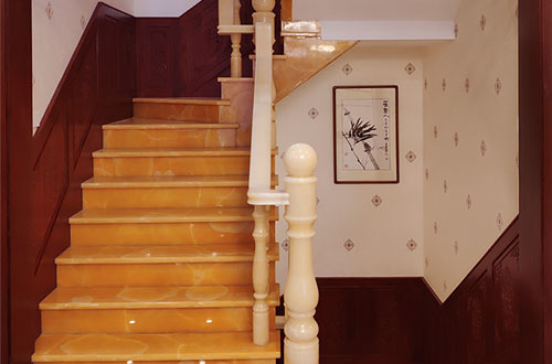 新和中式别墅室内汉白玉石楼梯的定制安装装饰效果